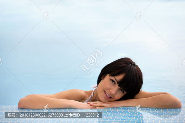 游泳池里的年輕女子