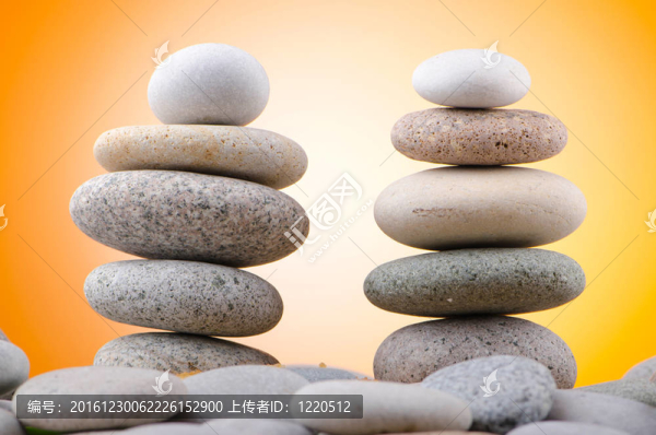彩色背景平衡卵石