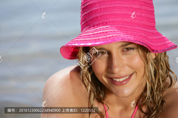 海灘上的金發(fā)女人