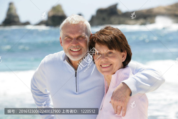 老夫婦在海灘漫步
