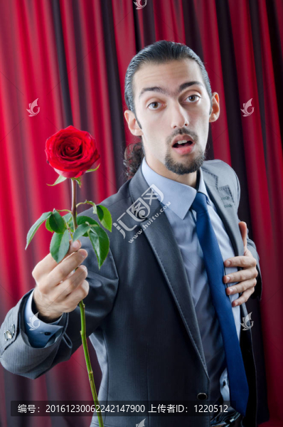 帶紅玫瑰的年輕人