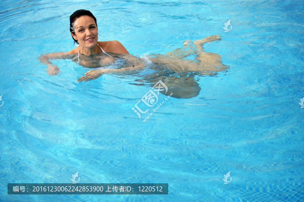 黑發(fā)以泡在游泳池里
