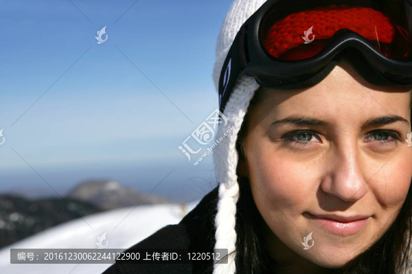 站在雪山上的女人