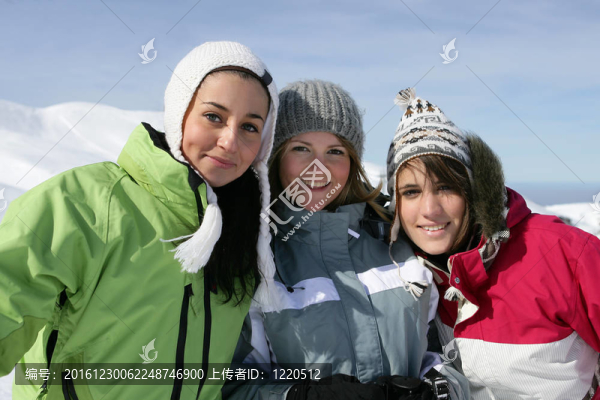 三位女朋友滑雪