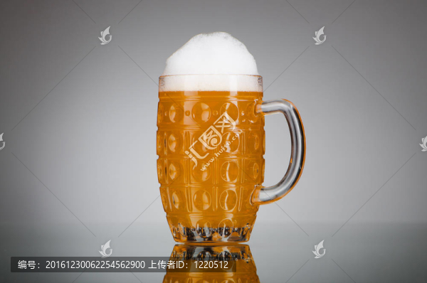 桌上啤酒杯