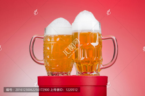 桌上啤酒杯