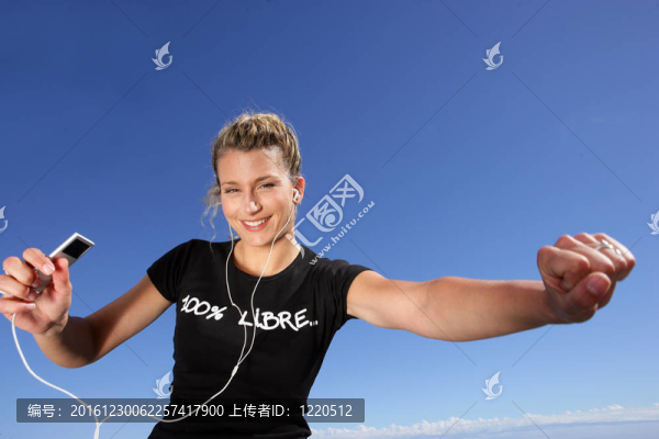 女人在夏天聽耳機(jī)聽音樂