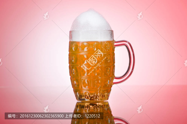 桌上啤酒杯