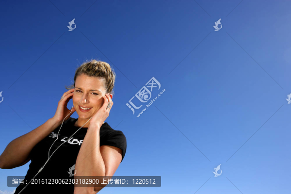 女人聽音樂