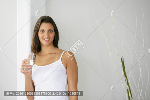 黑發(fā)女人喝一杯水