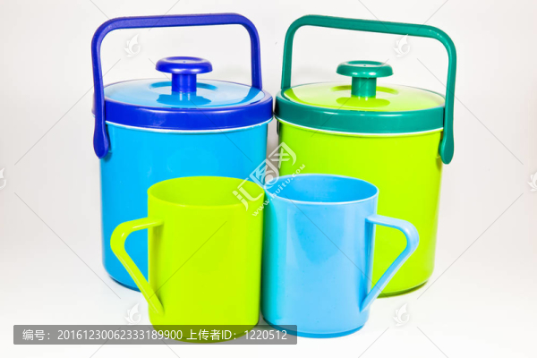 五顏六色的塑料水壺和杯水