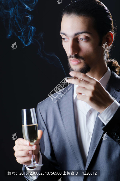 男子品酒酒杯