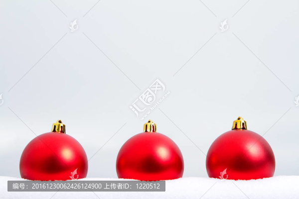 雪中的三個(gè)紅色圣誕飾品