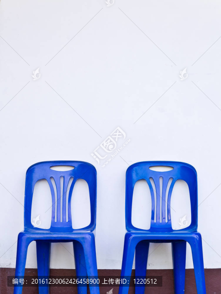 兩個塑料椅子