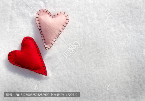 兩顆縫在雪上的心