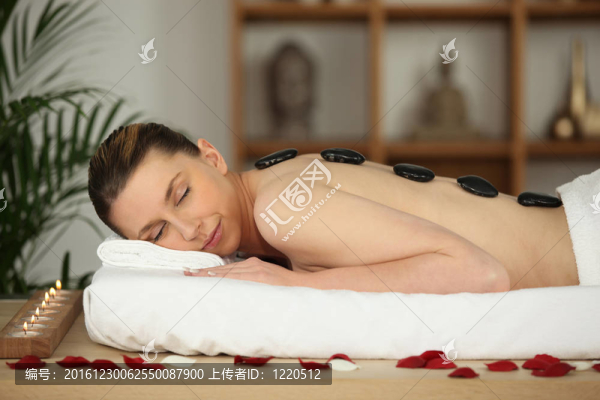 有按摩石的婦女
