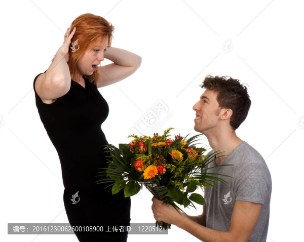 年輕人給他吃驚的女友買了一束大花束