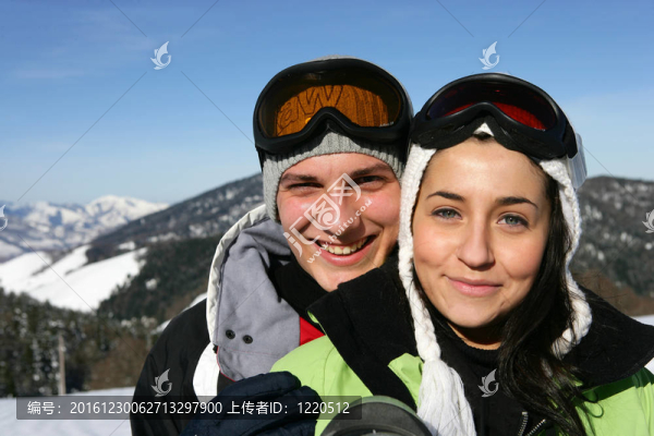 年輕夫婦和雪山背景
