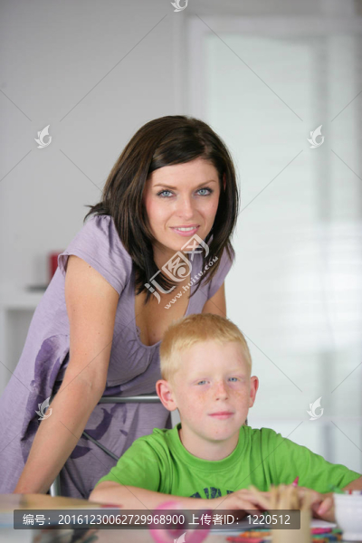 女人看男孩畫(huà)畫(huà)