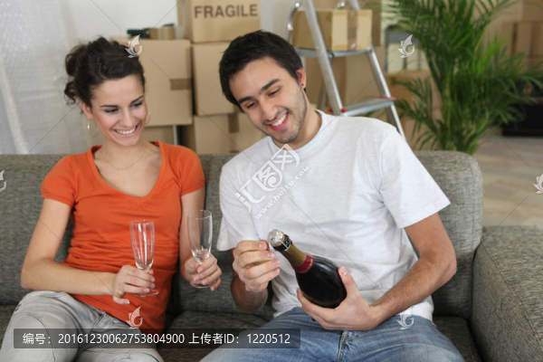 夫妻喝香檳