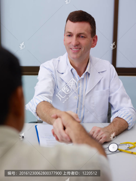 醫(yī)生在門診和老病人握手