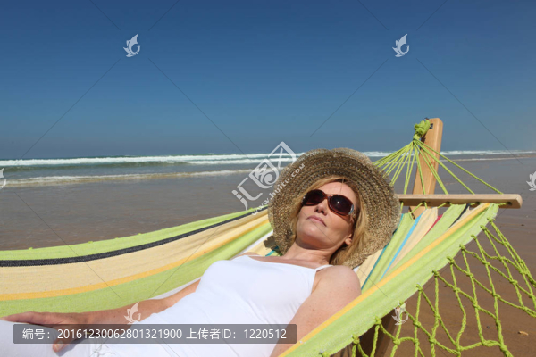 在海灘上放松的女人
