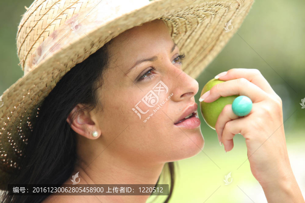戴草帽的女人要咬蘋果