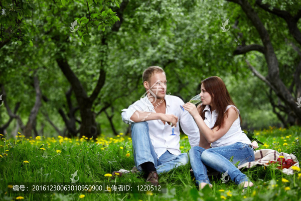 公園里的年輕夫婦