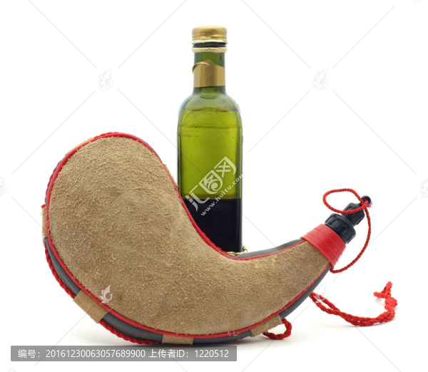 老酒瓶和葡萄酒皮