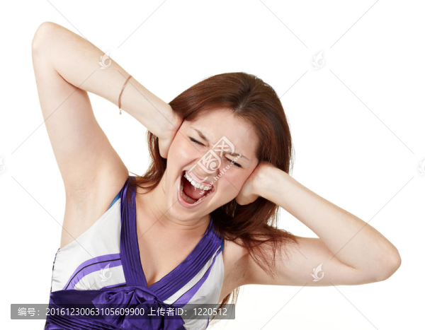 年輕的尖叫女孩抱著她的頭