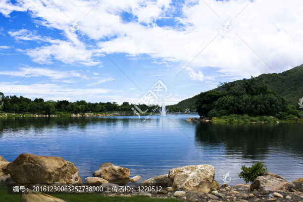 湖與藍(lán)天的夏日景觀