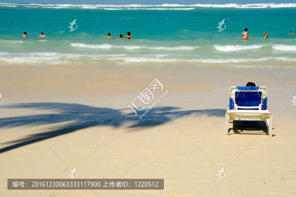 海灘上的日光浴浴床
