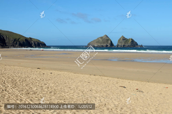 Holywell灣沙灘和卡特的巖石；英國康沃爾。