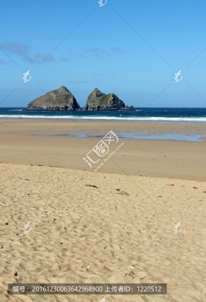 Holywell灣沙灘和卡特的巖石；英國康沃爾。