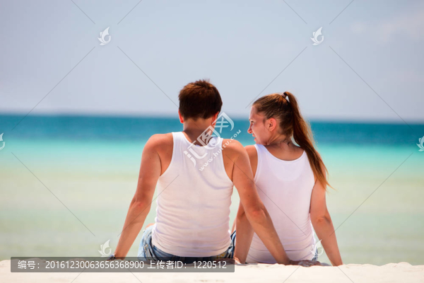 海灘夫婦的后視圖