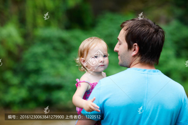父親和女兒戶外