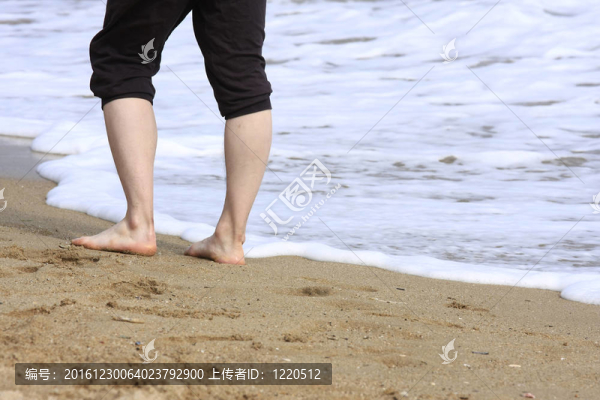 腳在沙灘上