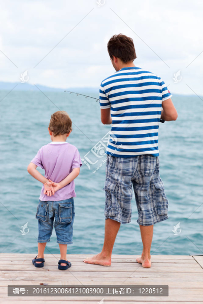 父子從碼頭釣魚