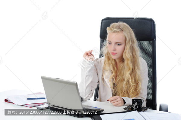辦公室里的金發(fā)女郎