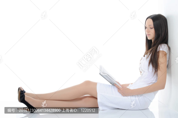 美麗的年輕女人帶著一本書