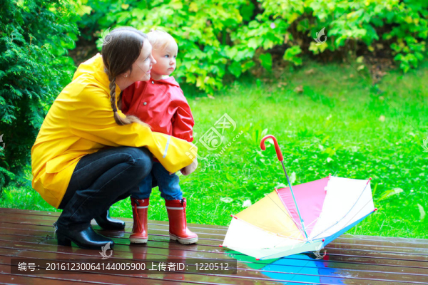 下雨天媽媽和女兒在戶外