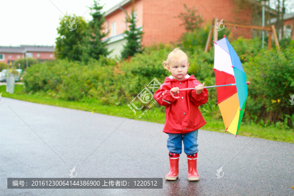 雨天帶雨傘的小女孩