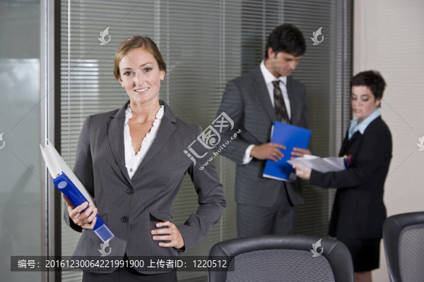 自信的女同事在背景；