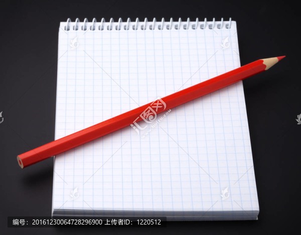 空白記事本和黑色鉛筆