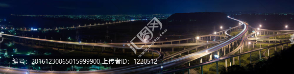 在夜晚的高速公路的全景風貌