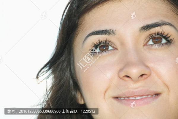 年輕的黑發(fā)仰視特寫