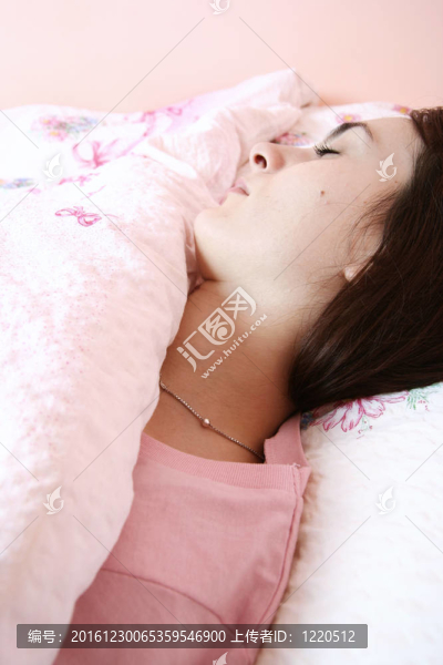 美麗的年輕女人睡覺。