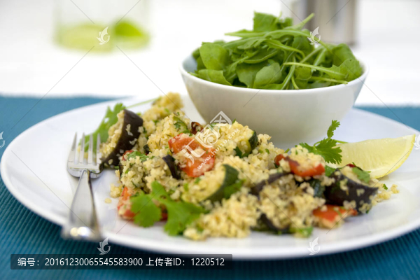 沙拉和粗麥粉，烤我