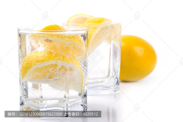 蘇打水和檸檬