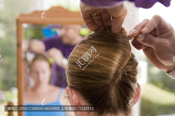 理發(fā)師為新娘準(zhǔn)備新娘